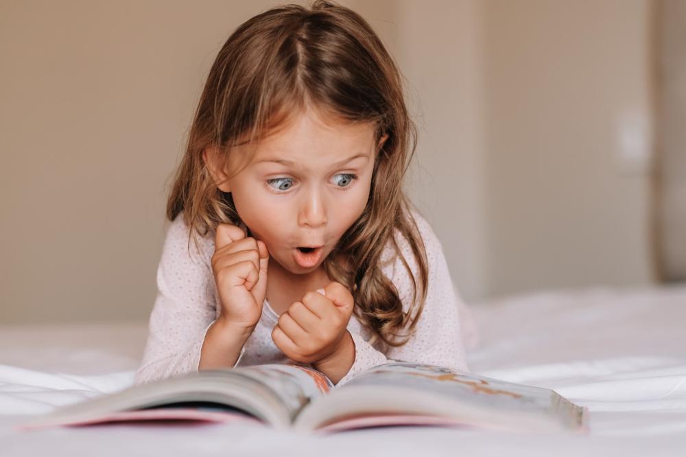 Enfant avec un livre